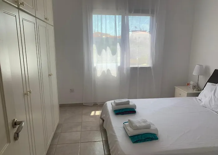 Kings Palace - Stylish, Modern 2 Bed With Sea Views Paphos